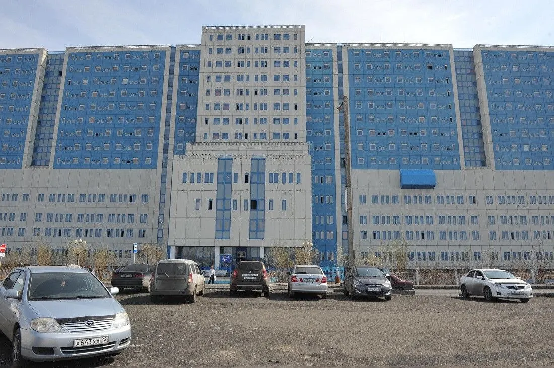 В Норильской межрайонной больнице №1 с июля вместо трёх дежурных хирургов остались по двое. Врачи предупреждают, что это увеличивает время ожидания помощи и повышает риск ошибок; коллектив уже обратился в трудовую инспекцию и прокуратуру.