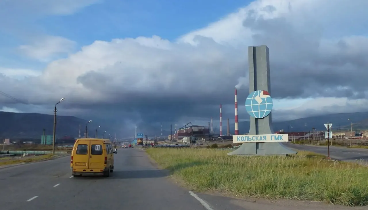 Норникель переводит основные мощности в Мончегорск — планируется перерабатывать около 40% мирового палладия. Финские экологи опасаются роста выбросов, компания обещает модернизацию и современные системы очистки.