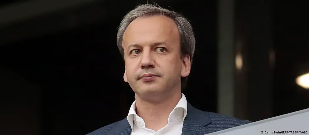 Включённый в 21-й пакет санкций ЕС Аркадий Дворкович объявил, что временно уходит с поста президента Международной шахматной федерации и намерен оспорить своё внесение в санкционный список в суде.