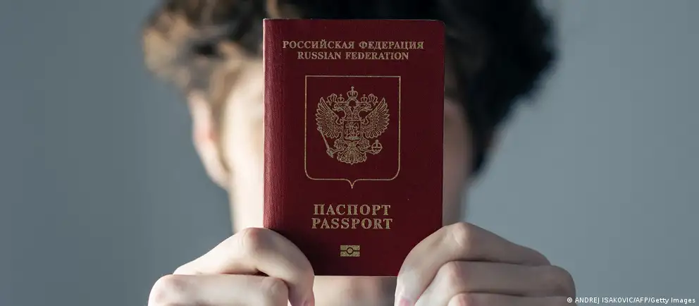 ЕС пересмотрел первоначальную идею полного визового запрета для всех, связанных с российскими вооружёнными силами: теперь ограничения планируется применять только к краткосрочным визам для лиц, непосредственно участвовавших в боевых действиях, с рядом исключений.