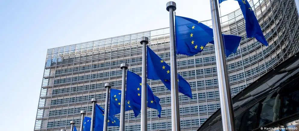 Страны ЕС приняли очередной, масштабный пакет ограничений против России: новые меры затрагивают банковский сектор, нефтяные доходы, «теневой флот», военную промышленность и криптооператоров.
