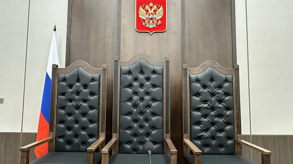 Правительственная комиссия поддержала законопроект о смягчении требований к образованию для ряда должностей в аппарате судов — от секретарей заседаний до консультантов. Инициативу объясняют желанием закрыть кадровый дефицит, эксперты предупреждают о рисках для качества работы.