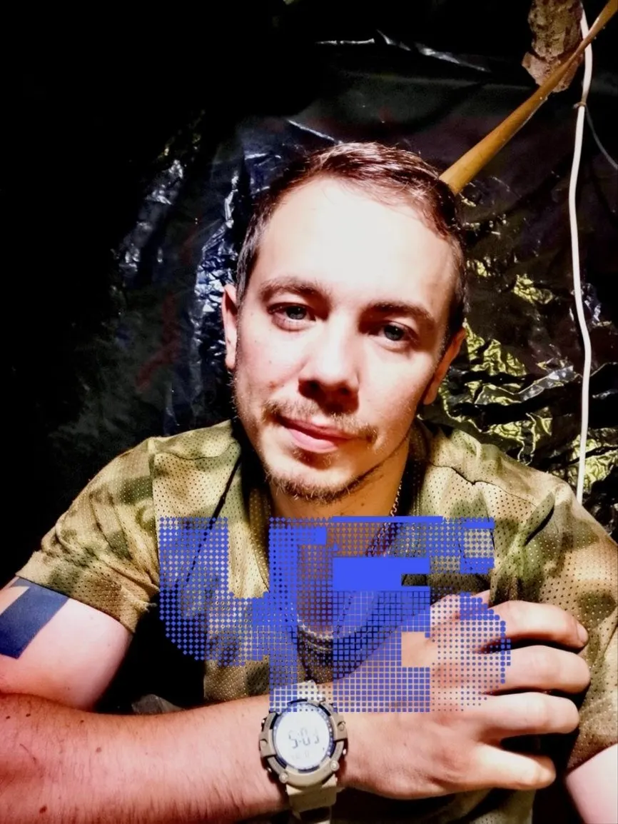 Отец погибшего моряка обвиняет военные ведомства и чиновников: тело сына похоронили в Балтийске без предупреждения, лишив родителей возможности проститься. Закон отдает право распоряжаться телом супругам, а родные утверждают, что брак был фиктивным.