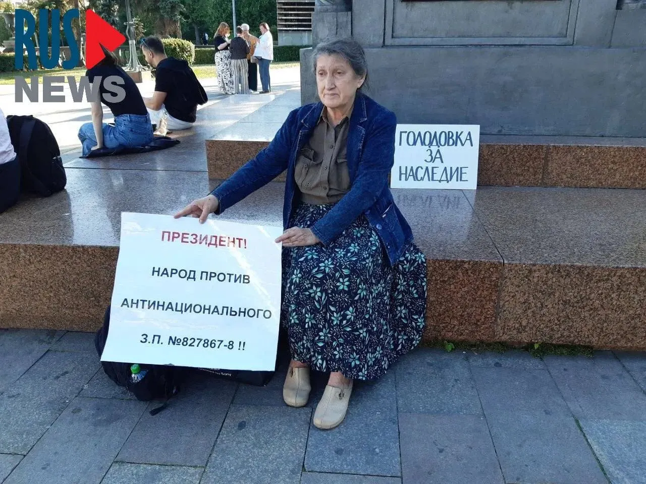 Председатель новосибирского отделения ВООПИК Наталья Шамина была задержана в Москве и доставлена в психиатрическое отделение после акции протеста против поправок, ослабляющих охрану памятников. Пикеты и голодовки за сохранение наследия проходят и в других регионах.