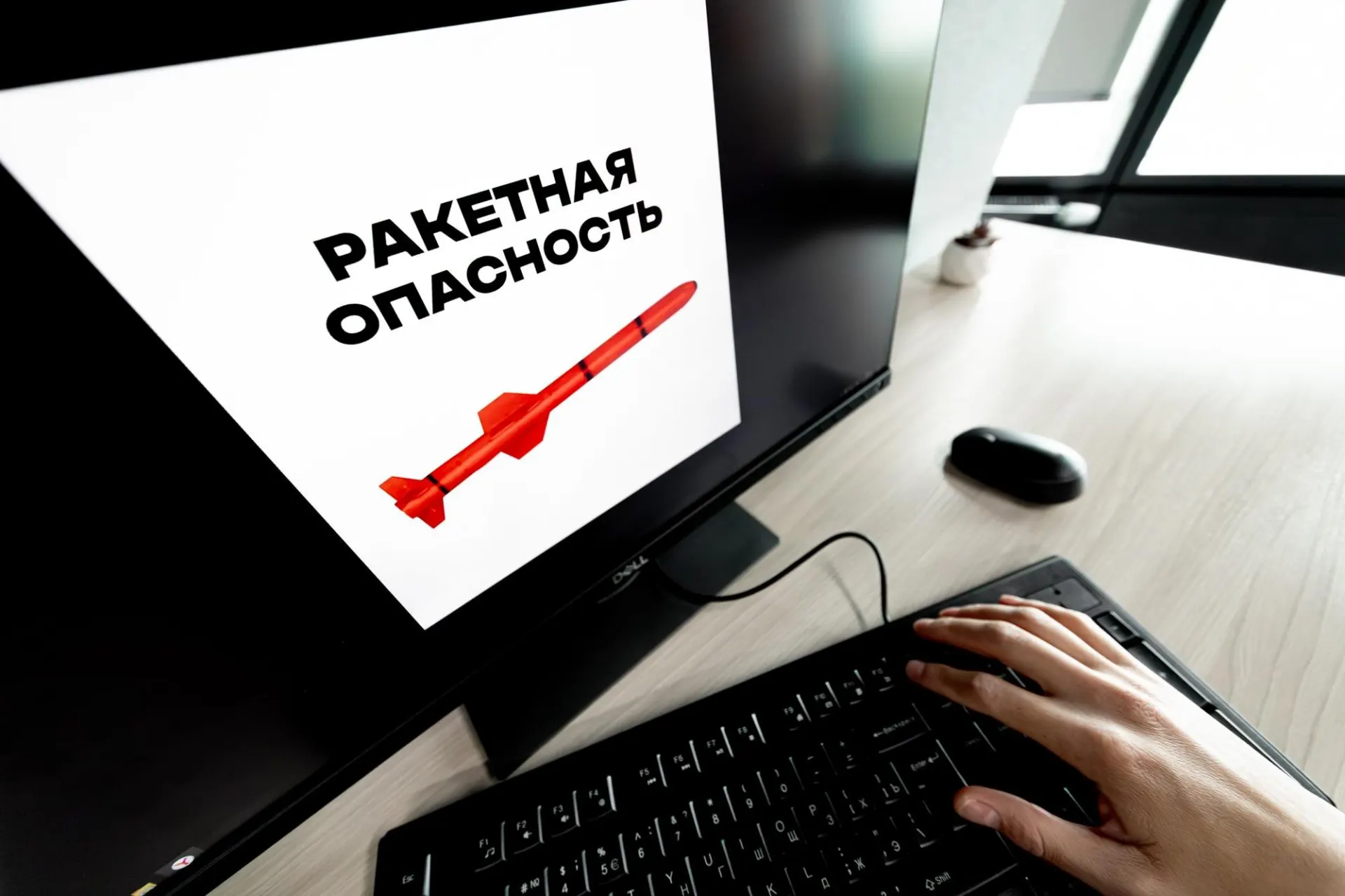 Воздушная тревога прозвучала в нескольких регионах России, включая Воронежскую область. Подробности уточняются; граждан просят следовать указаниям экстренных служб.