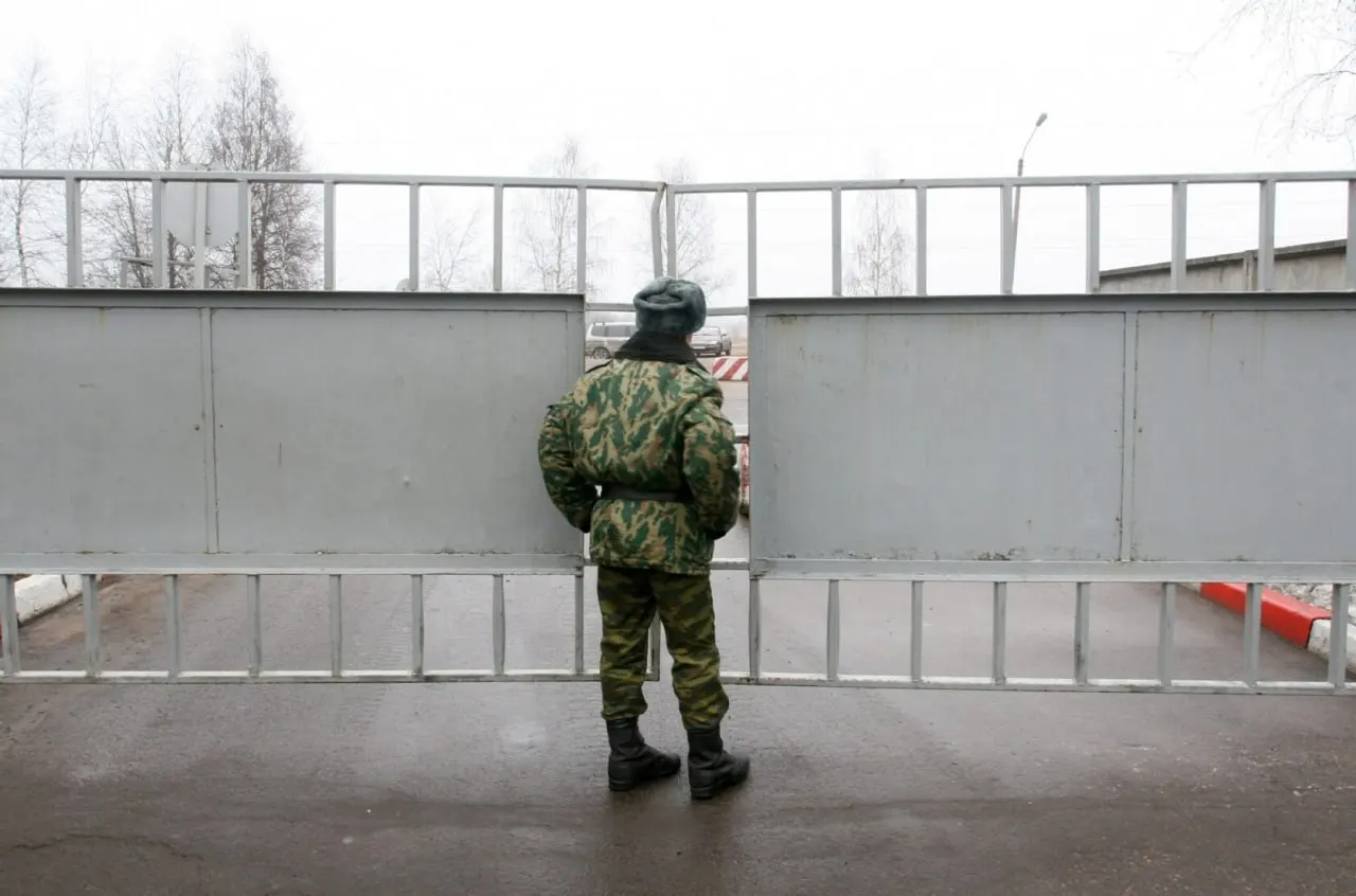 Депутат из Томской области заявил, что ведомство всё чаще присваивает пропавшим статус «самовольно покинувших часть», что лишает их семьи положенных выплат; одновременно отмечается задержка выплат семьям погибших.
