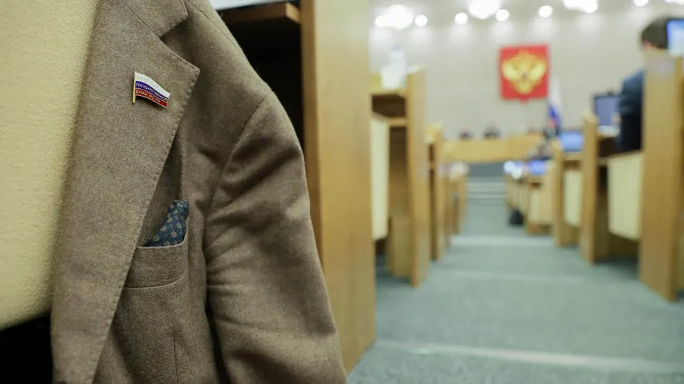 Поправки исключают наказания за отсутствие или несвоевременную подачу деклараций для депутатов региональных парламентов; документ предложила дума Ставропольского края, правительственные ведомства поддержали его с замечаниями.