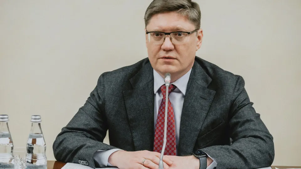 Заместитель руководителя фракции заявил, что дефицит бензина — следствие ударов по НПЗ, пообещал скорое восстановление мощностей и раскритиковал идею национализации; тем временем переработка нефти и производство бензина существенно сократились, а регионы вводят ограничения продажи топлива.