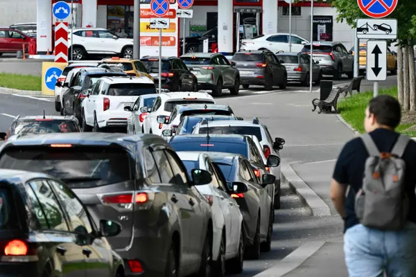 С начала мая цена на белорусский АИ-92 выросла в 1,8 раза; продажи на бирже в июне составили почти 80 тыс. тонн, но мощности белорусских НПЗ ограничены.