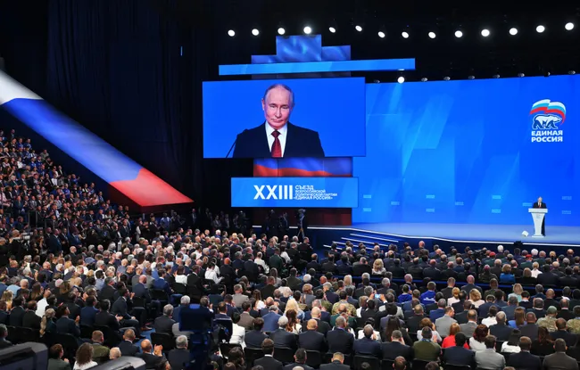 Администрация президента несколько раз корректировала KPI для партии власти: от первоначальных 55% требования постепенно снизились до примерно 45% при ожидаемой явке около 50%. В ряде регионов требования смягчили, в других их могут оставить прежними или избирательно повысить.
