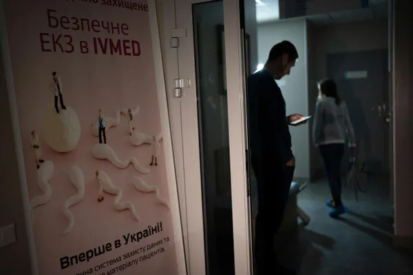 Депутаты приняли поправки к закону «О ветеранах»: после вступления документа в силу экстракорпоральное оплодотворение будет бесплатно доступно супругам участников боевых действий, вдовам и женщинам‑ветеранам с инвалидностью; суррогатное материнство, забор и криоконсервация материала оплачиваются отдельно.
