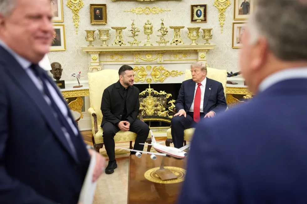 Президент Украины встретился с Дональдом Трампом в Белом доме. Обсуждали поставки ракет для систем Patriot, возможные визиты спецпосланников и растущее одобрение со стороны американских законодателей.