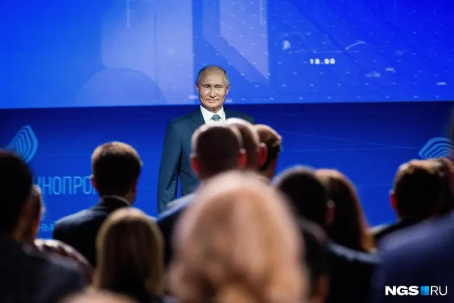 Перед пленарным заседанием президент России и президент Казахстана проведут закрытую встречу в Омске; главным вопросом форума стало развитие транспортных коридоров и логистики.