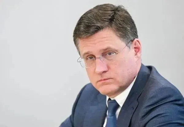 Дефицит бензина и очереди на АЗС власти связывают с тем, что часть нефтеперерабатывающих заводов выводится в ремонт после прилётов беспилотников; меры контроля продаж затронули около 80 регионов.