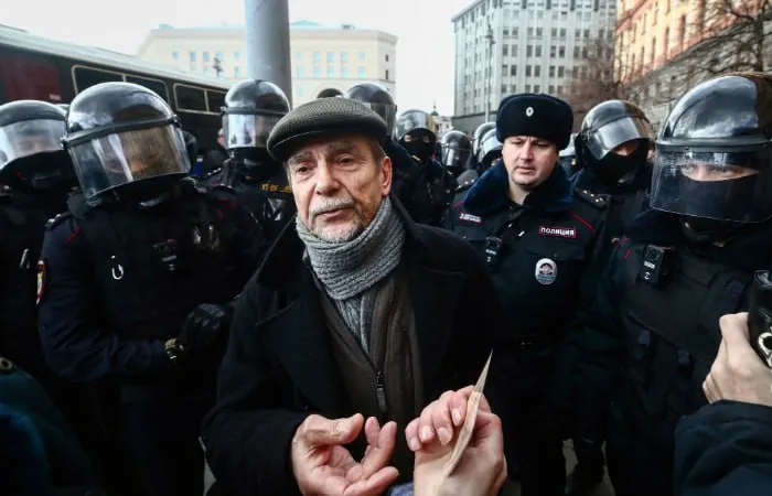 В Хорошевском суде Москвы началось заочное рассмотрение дела против 84‑летнего Льва Пономарёва: обвинение просит 6,5 года лишения свободы и запрет администрировать сайты на 10 лет. Его обвиняют в создании «Института Андрея Сахарова» и распространении материалов без маркировки «иностранного агента».