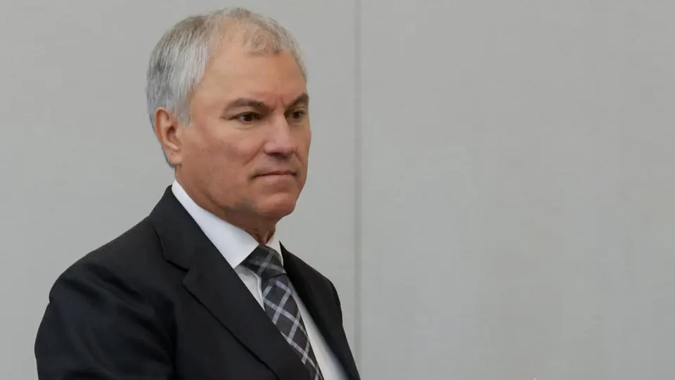 Спикер Госдумы заявил, что паника играет на руку противнику, призвал объединиться и пообещал, что власти ищут меры для стабилизации внутреннего рынка топлива.