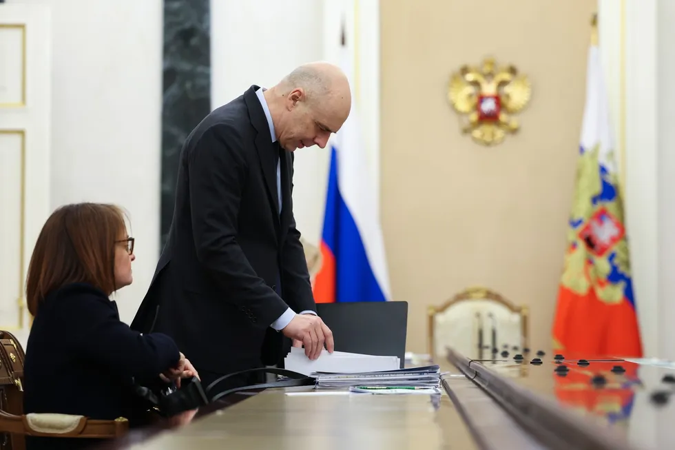 Госдума упростила процедуру увеличения расходов и госдолга, сняв часть парламентского контроля. Это повышает неопределённость бюджетной политики, давит на ставку и инфляцию и сокращает горизонты планирования бизнеса.