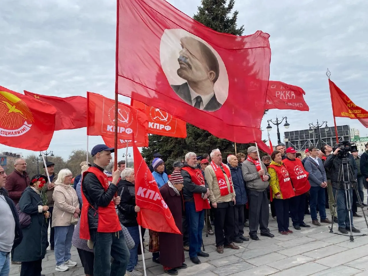 Дума приняла поправки, которые заставят комиссии учитывать решения судов при регистрации партийных списков, но изменения начнут действовать только с следующей избирательной кампании и только на региональном и муниципальном уровне. Отсрочка повышает риск недопуска оппозиционных и непарламентских партий к ближайшим выборам.