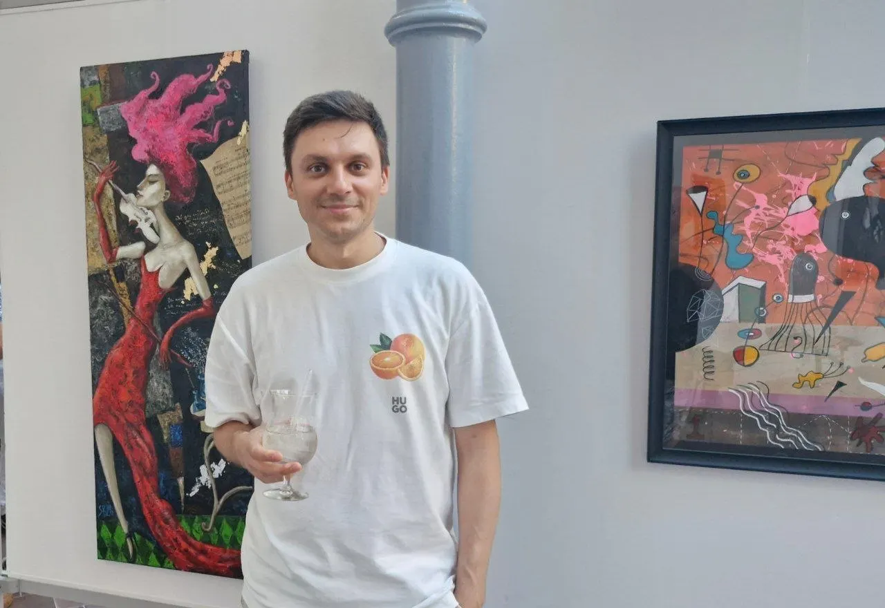 Клинический психолог Иван Звягин подал в суд требование убрать персональные данные и фотографию из виртуальной выставки Минюста, считая обвинения бездоказательными и нарушением презумпции невиновности.