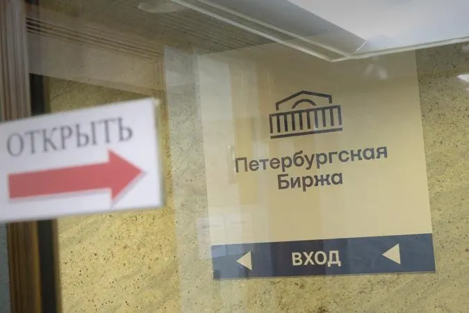 Биржа запретит закупку топлива с целью последующей перепродажи посредникам: покупать разрешат только для собственных нужд или для поставки заранее указанному конечному получателю. За нарушение правил компании могут лишить доступа к торгам.