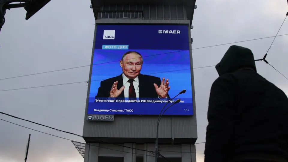 Минэкономразвития отмечает ускорение в июне, но спад в начале года и стагнация в весенние месяцы привели к слабому росту ВВП за полугодие; гражданские отрасли сокращаются, а прогнозы экспертов всё более пессимистичны.