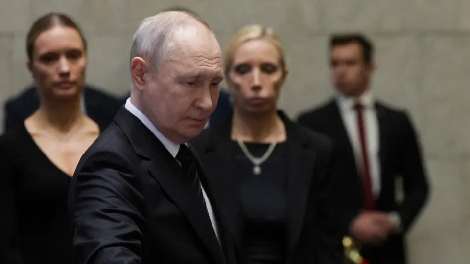 Несмотря на призывы к миру и рекомендации советников остановить наступление, власти РФ, как утверждают собеседники, склоняются к увеличению военной активности на Донбассе; возможны массовая мобилизация и расширение ударов за пределы Украины.