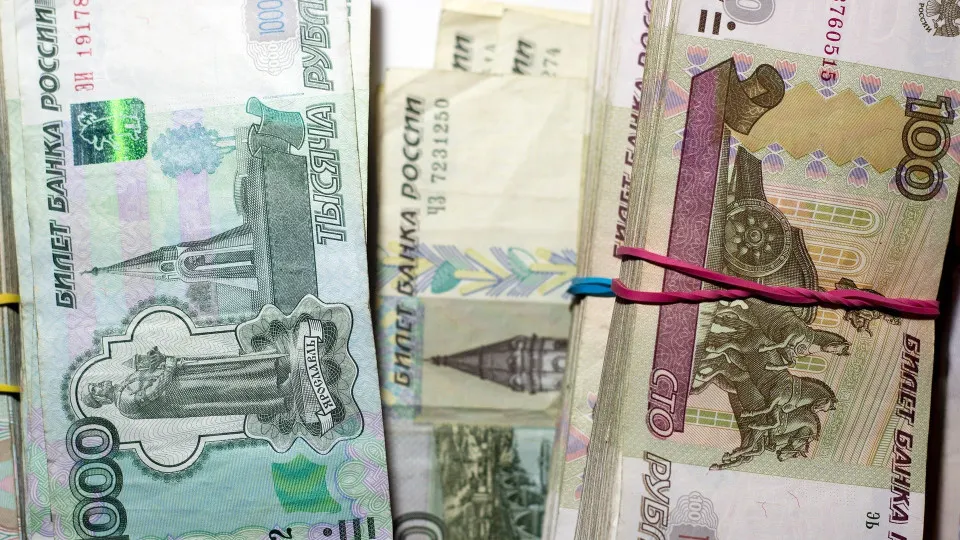За первую половину июля объём наличных в обращении увеличился на сотни миллиардов рублей. Это усиливает нагрузку на банковскую систему: растут проблемы с возвратом кредитов и потребность банков в деньгах от Центробанка.