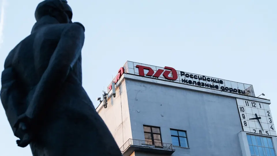 Правительство перенесло очередную индексацию тарифов РЖД на 1 октября, чтобы поддержать монополию с почти 4 трлн руб. долга. Рост ставок частично компенсирует дефицит средств на сокращённую инвестпрограмму и покрытие долговых платежей.