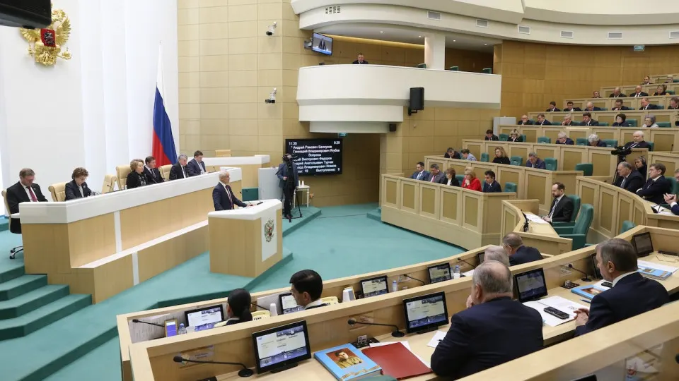 Сенаторы одобрили закон, создающий официальный перечень россиян, «уклоняющихся» от исполнения наказания за границей, и вводящий широкий набор запретов — от блокировки банковских услуг до ограничения консульных прав.