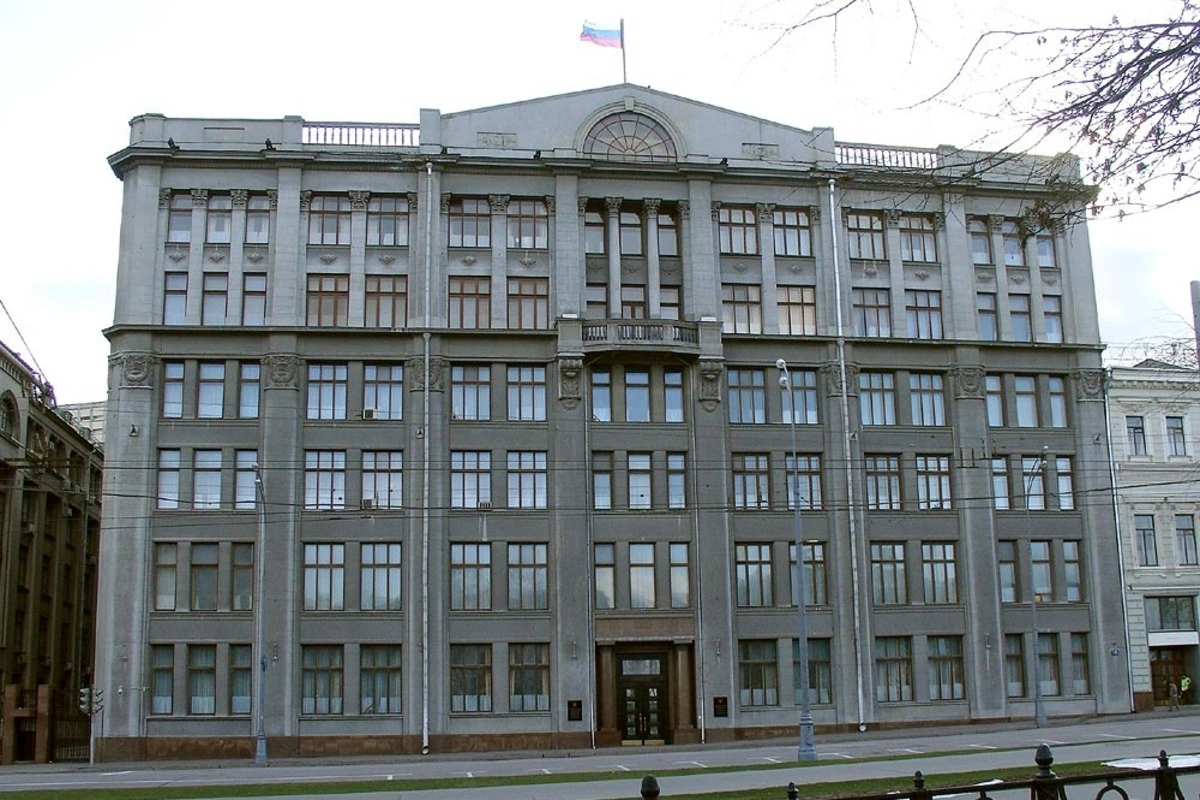 В администрации президента поручили крупным подконтрольным СМИ сократить публикации фото и видео с последствиями ударов ВСУ по территории России и активнее демонстрировать результаты ударов российских сил. Решение объясняют «дисбалансом контроля» информационного поля.