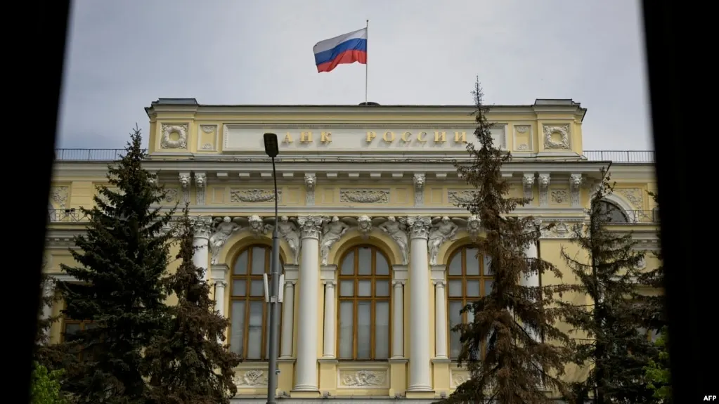 Центральный банк расширил перечень криптовалют, доступных для обращения на рынке. Неквалифицированные инвесторы могут приобретать активы до 300 тыс. рублей в год, квалифицированные — без ограничений. Закон о цифровых валютах вступит в силу 1 сентября 2026 года.