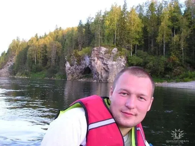 Бывший директор управляющей компании получил четыре года колонии за мошенничество; следствие выявило схему продажи участков и домов с оформлением документов на другого человека; пострадавшие потери — миллионы рублей; судебный процесс продолжается по делу остальных участников.