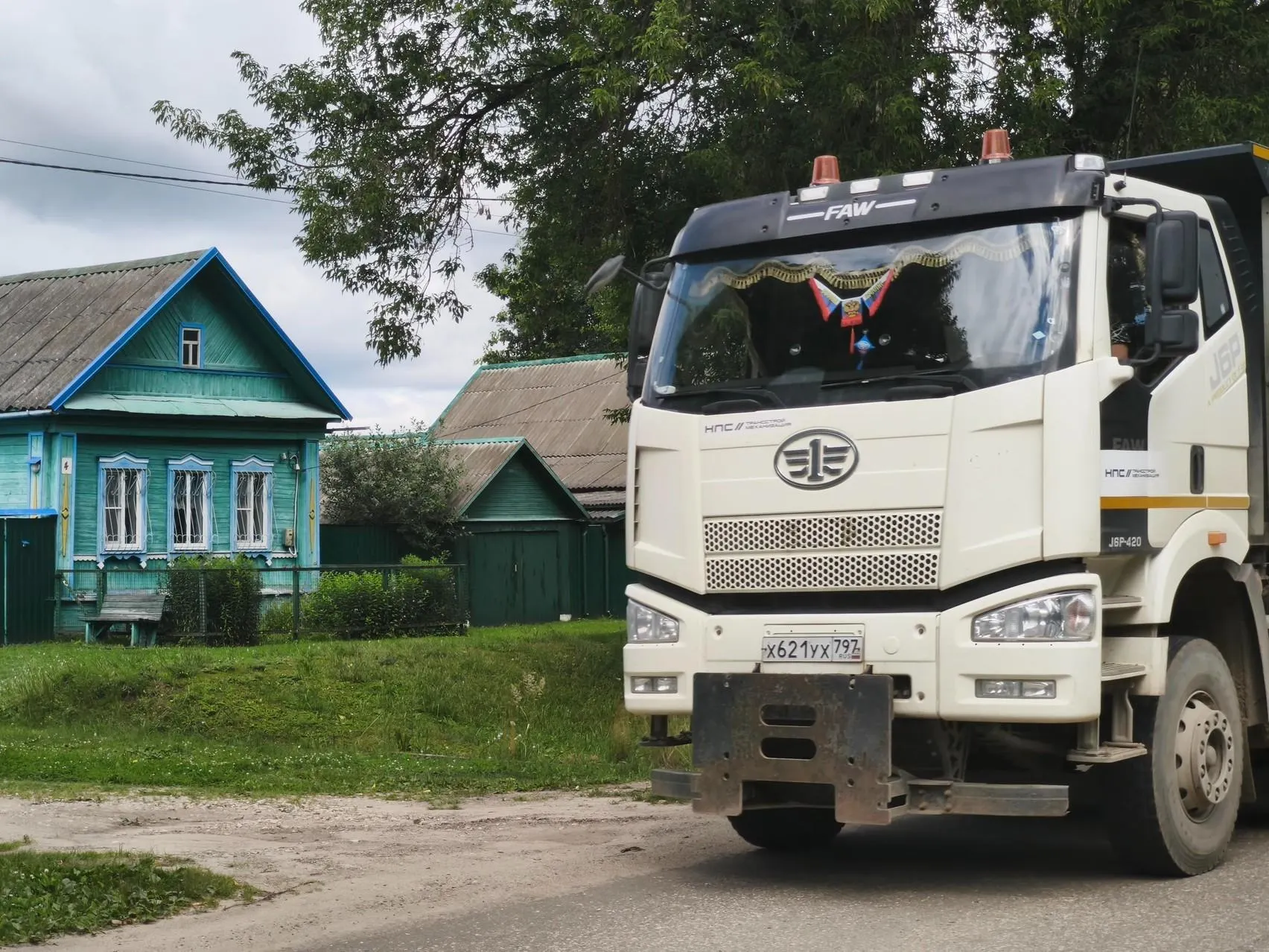 На пути скоростной магистрали Москва — Санкт-Петербург жильё изымают, жители сталкиваются с соседством с грузовиками и поездами.