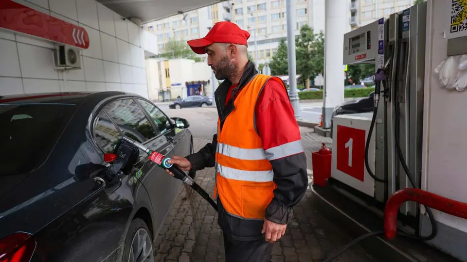 После новых ударов по нефтепереработке в нескольких регионах снова возникают перебои с топливом; Москва и область сталкиваются с длинными очередями на заправках и ростом цен.
