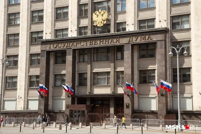 Новые данные о доходах губернатора Ильи Середюка и владении квартирами вызывают обсуждения накануне голосования в Госдуму.