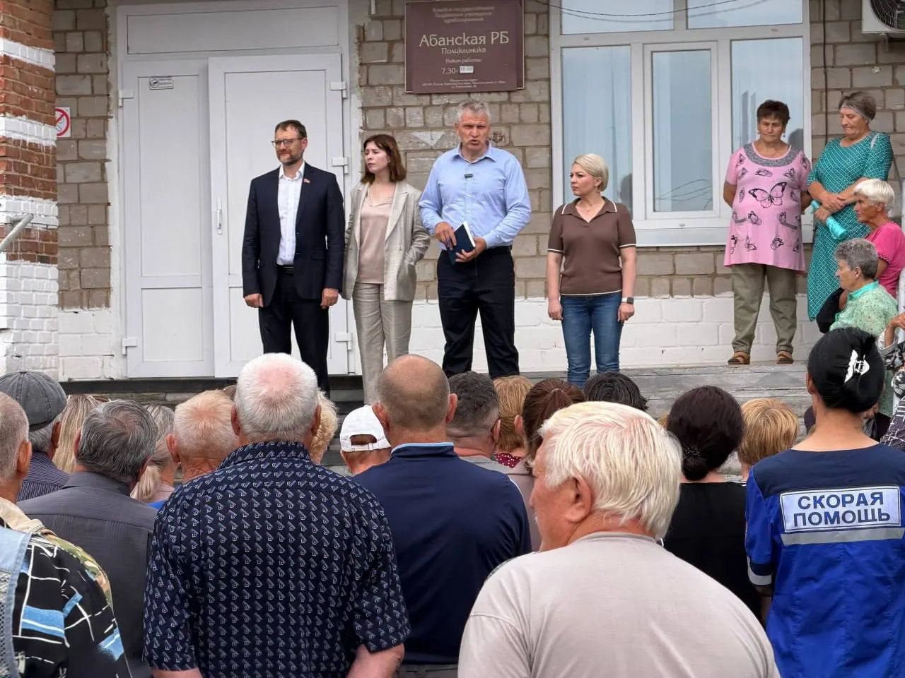 В регионе развернулся локальный кризис здравоохранения: в Канске закрывают женскую консультацию, в Абaнском районе отмечаются дефицит медперсонала и проблемы с доступностью помощи; местные власти и депутаты критикуют ситуацию.