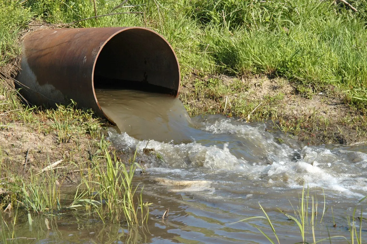 Законопроект освобождает водоканалы от платы за вред окружающей среде при наличии собственных экологических программ; проект вызывает дискуссии у регуляторов и требует доработок.