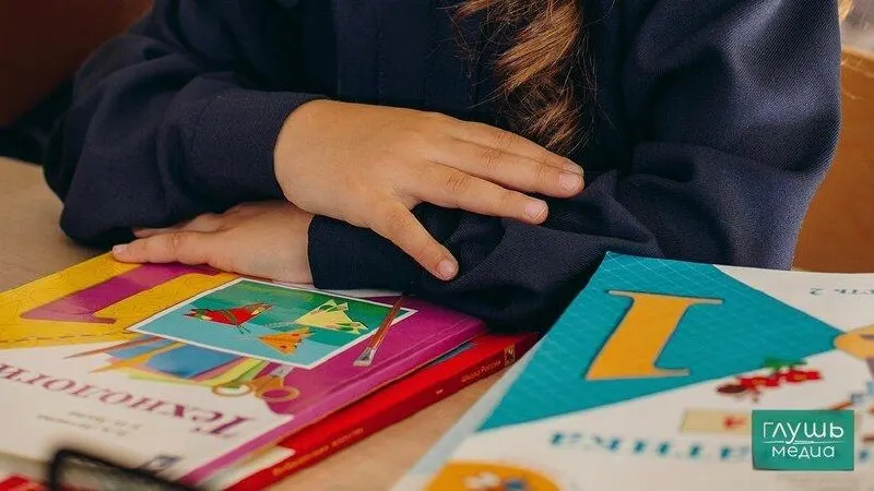 Инициатива предусматривает использование подтвержденного договора аренды и официального трудоустройства родителей как основание для зачисления при наличии свободных мест.