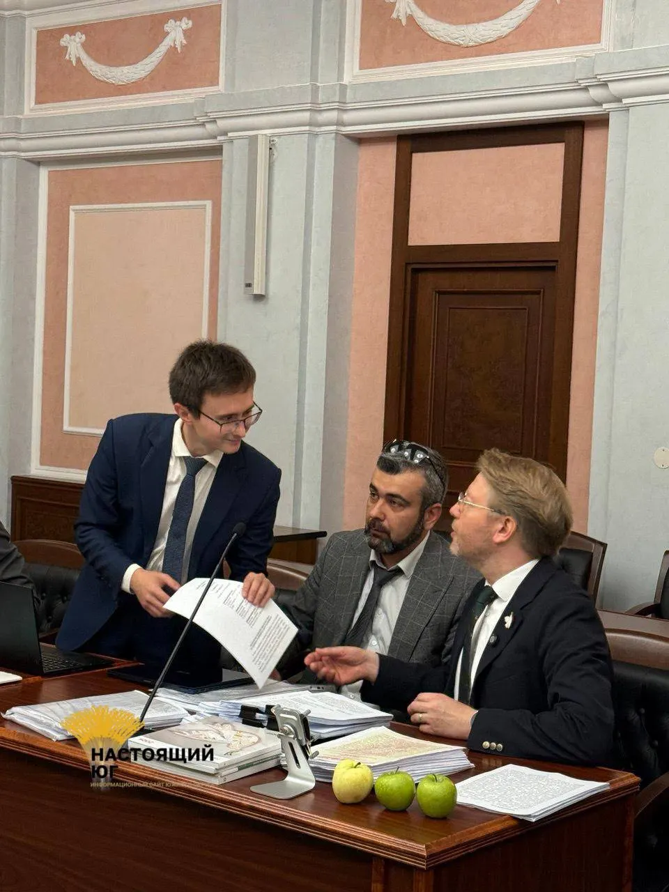 На заседании Верховного суда представитель ЦИК заявил о нарушениях в агитационной кампании и правах авторов, также упоминалось соглашение с OpenAI; бюллетень может быть изменён после решения суда.