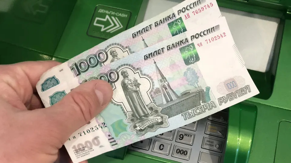 Гражданам предлагают установить суточные и месячные лимиты на снятие наличных и переводы по номеру телефона, а также ограничивать ночные онлайн-транзакции, чтобы снизить риски мошенничества. По данным регуляторов, рост объема наличных и краж с банковских счетов сохраняется.