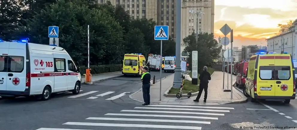 Взрыв у ресторана Balzi Rossi на Кудринской площади в центре Москвы привёл к нескольким погибшим и многочисленным раненым. Рассматривается версия о целенаправленной атаке на главнокомандующего ВКС; власти квалифицировали инцидент как террористический акт.