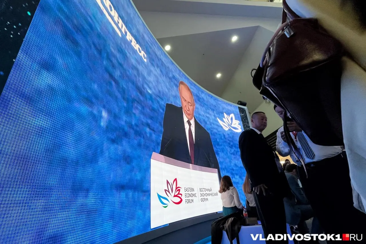 Президент примет участие во форуме, откроет новые предприятия и обсудит развитие Дальнего Востока, встретится с губернатором Приморского края и партнерами региона.