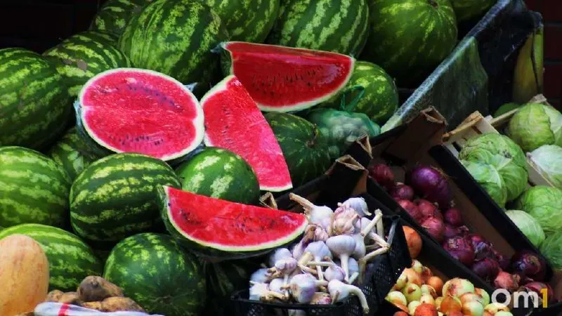 Разрезанные арбузы и дыни могут представлять риск для здоровья: поврежденные участки быстро заражаются микроорганизмами. Покупайте бахчевые только в официальных торговых точках.