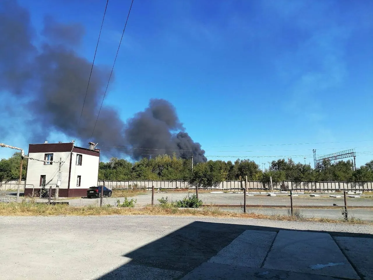 В Челябинской области действует тревога из-за беспилотников; соседняя Оренбургская область сообщает о сбитых БПЛА и возгорании на промышленном объекте. Губернатор пока не дал комментариев.