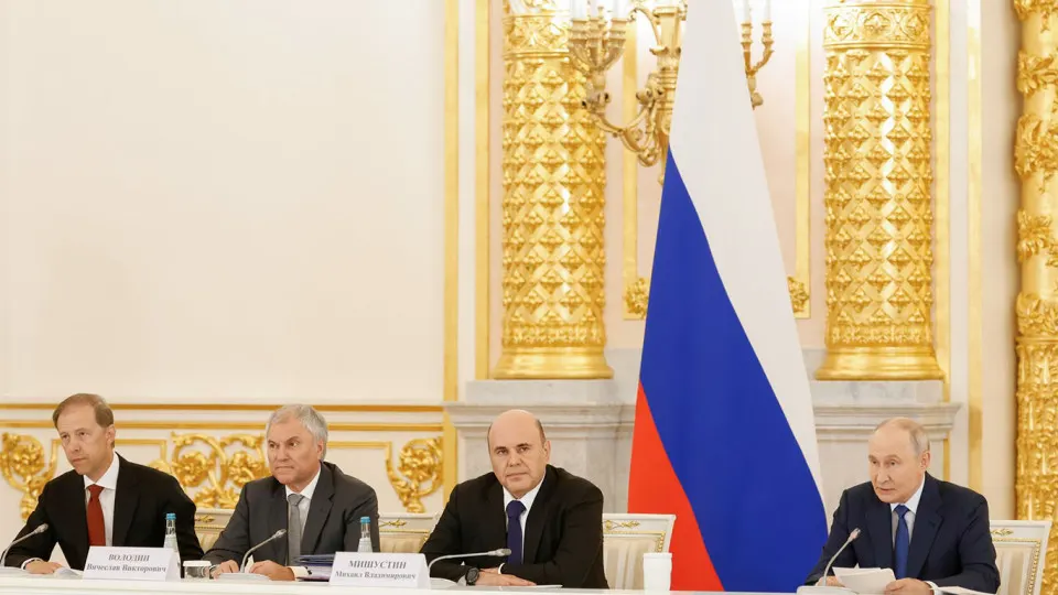 Государство готовит меры по возвращению военнослужащих и расширяет трудоустройство ветеранов: регионы вводят обязательства для бизнеса и защиту рабочих мест.