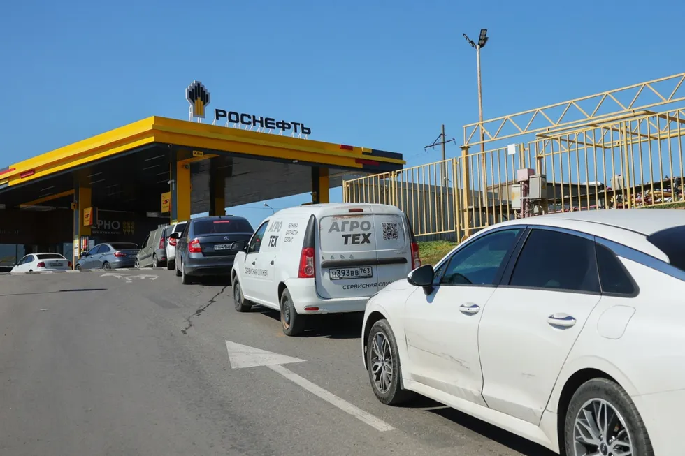 В стране отмечается рост цен на бензин в десятках регионов, введены лимиты на продажу топлива и перебои в поставках. Это влияет на экономику и повседневную жизнь граждан.