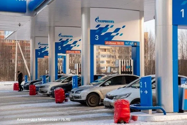 Компания сняла лимиты на заправках в Санкт-Петербурге и Ленинградской области; клиенты могут заправлять любое количество топлива и оплачивать после заправки.