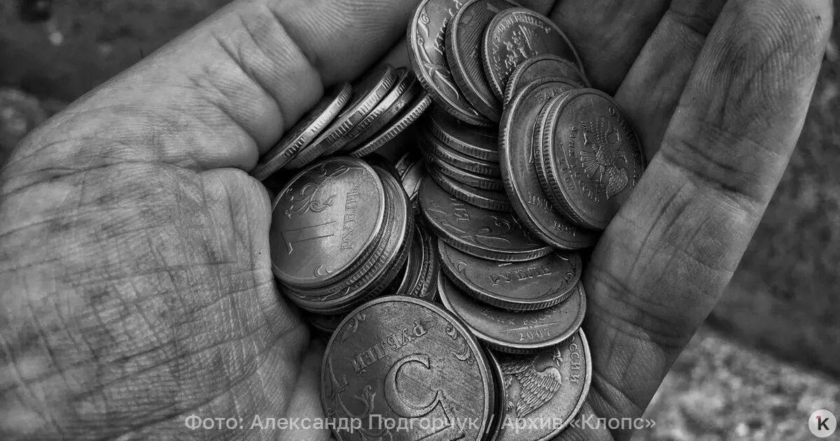 Работающие пенсионеры в среднем получают около 24 929 рублей в месяц. По состоянию на 1 июля 2026 года средняя пенсия по старости достигла 27 224 рубля, а в 2025 году — 25 098 рублей; неработающие пенсионеры получают примерно 27 850 рублей.
