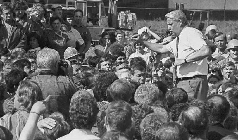 Исторический обзор этапов расширения автономии в РСФСР в 1990 году, парад суверенитетов и баланс между регионами и центром.