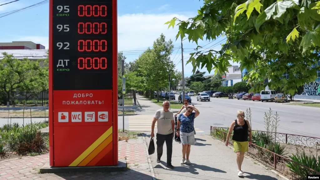 В Геленджике и соседних населённых пунктах резко сократились запасы бензина; очереди на заправках продолжаются, а по стране ситуация с дефицитом сохраняется на фоне атак по топливной инфраструктуре.